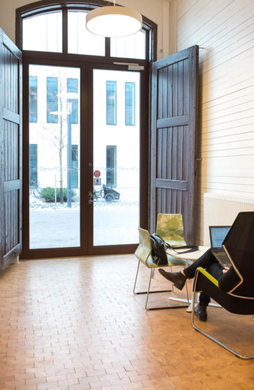 I de gamla stallportarna har stora fönster satts in. Foto: Stina Loman