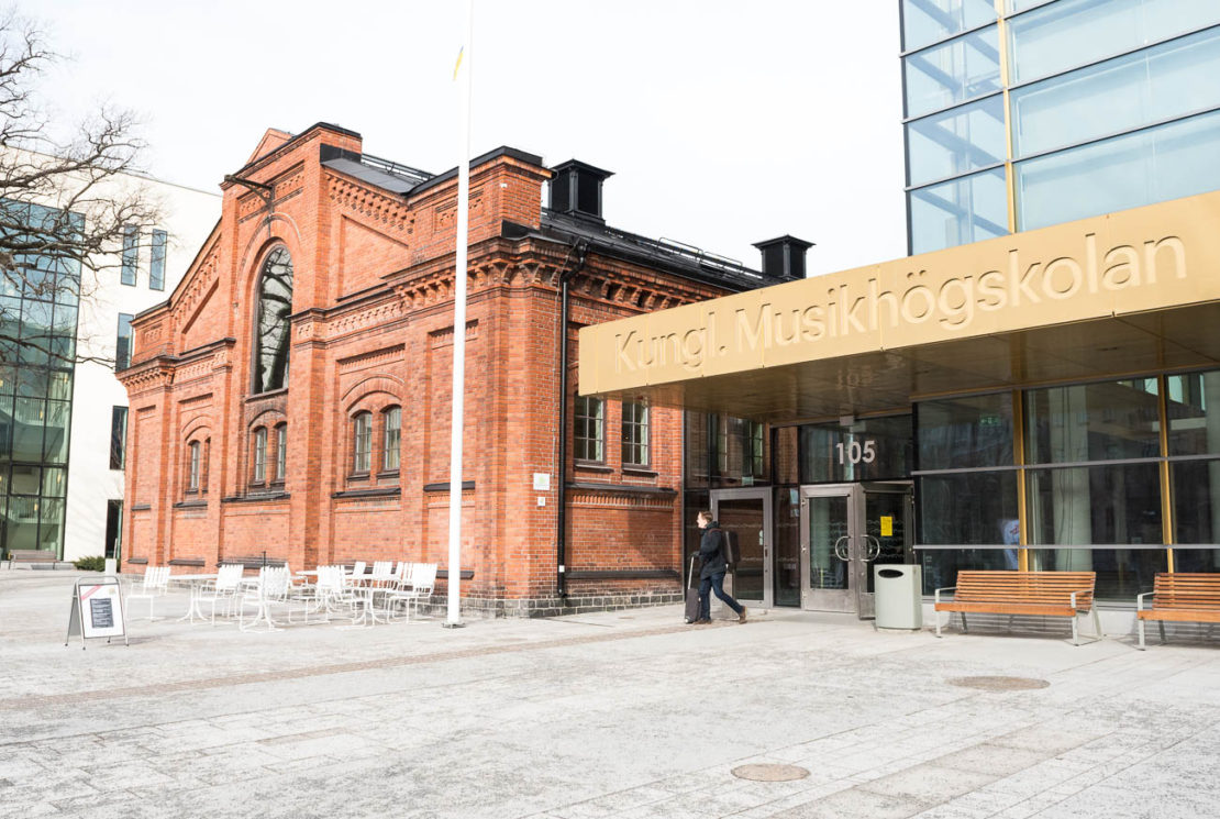 Biblioteket ligger precis i anslutning till Kungliga musikhögskolans entré. Foto: Stina Loman