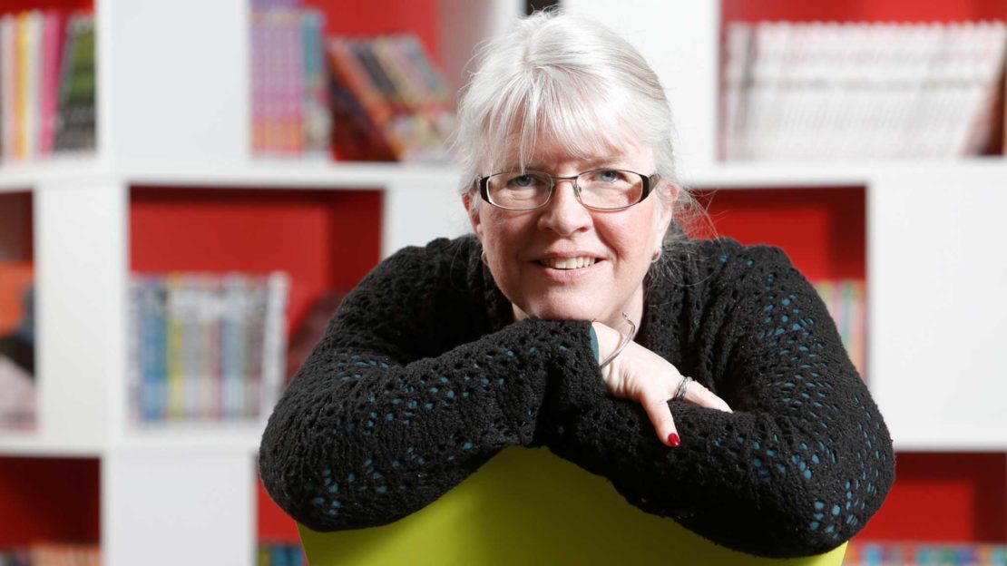 Sara Gagge tycker att hon lärt känna eleverna mer på djupet i och med att biblioteket har satsat på mångspråk: ”Deras språk är en viktig del av vilka de är. Nu framstår de som lite mer i 3D jämfört med tidigare.” Foto: Stéfan Éstassy.