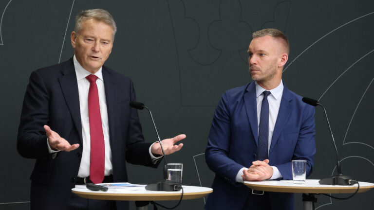 Carl-Henric Svanberg och civilminister Erik Slottner.