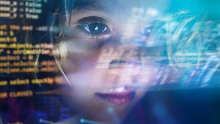 Ett barn med skärmtext runt omkring sig.