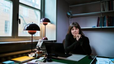 Porträttbild på Tuva Haglund vid ett skrivbord till artikeln om Booktook.