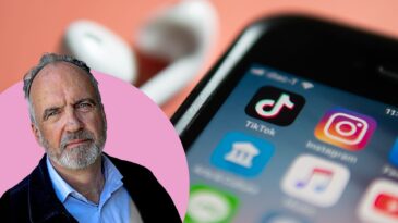 Biblioteksbladets chefredaktör Thord Eriksson framför en bakgrundbild på mobil med tiktok app.