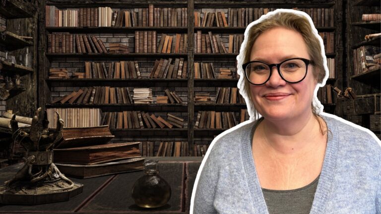 Sara Kärrholm med bakgrundsbild på mörka böcker och obskyra föremål.