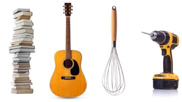 En hög med böcker, en gitarr, en visp och en borrmaskin för tt illustrera artikeln om sakbibliotek.